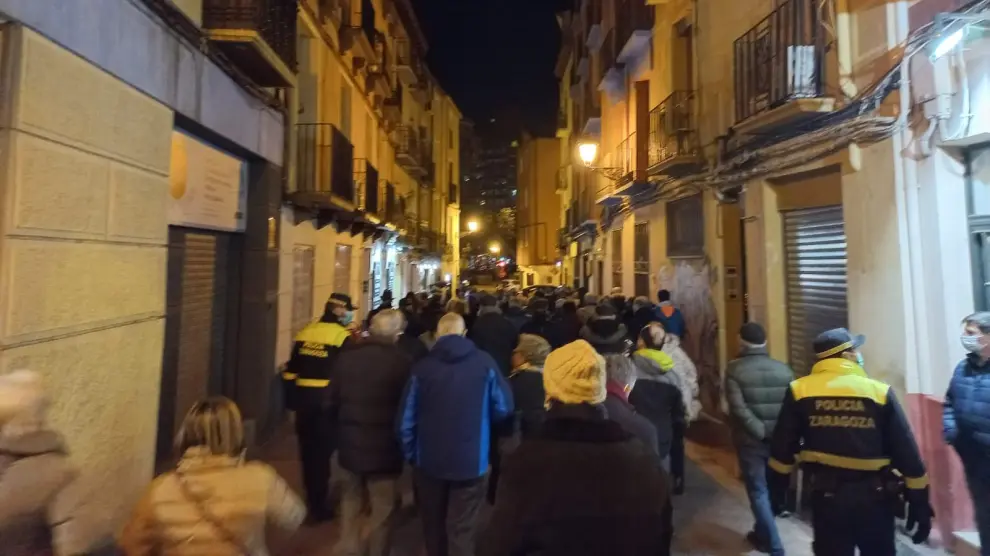 La Policía Local de Zaragoza ha acompañado a la Ronda del Gallo durante su recorrido por La Magdalena.