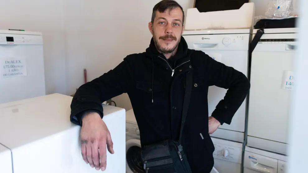 Oleksandr Chernyy, en su negocio de reparación de electrodomésticos en La Almozara.