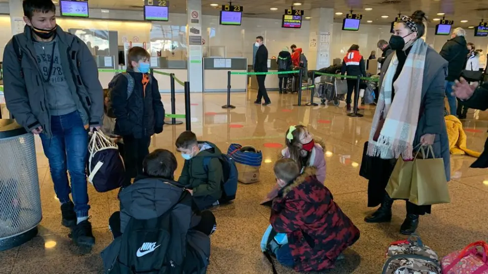 Un grupo de niños ucranianos, en el aeropuerto de El Prat para regresar a su país tras pasar unas semanas en Aragón estas pasadas Navidades.