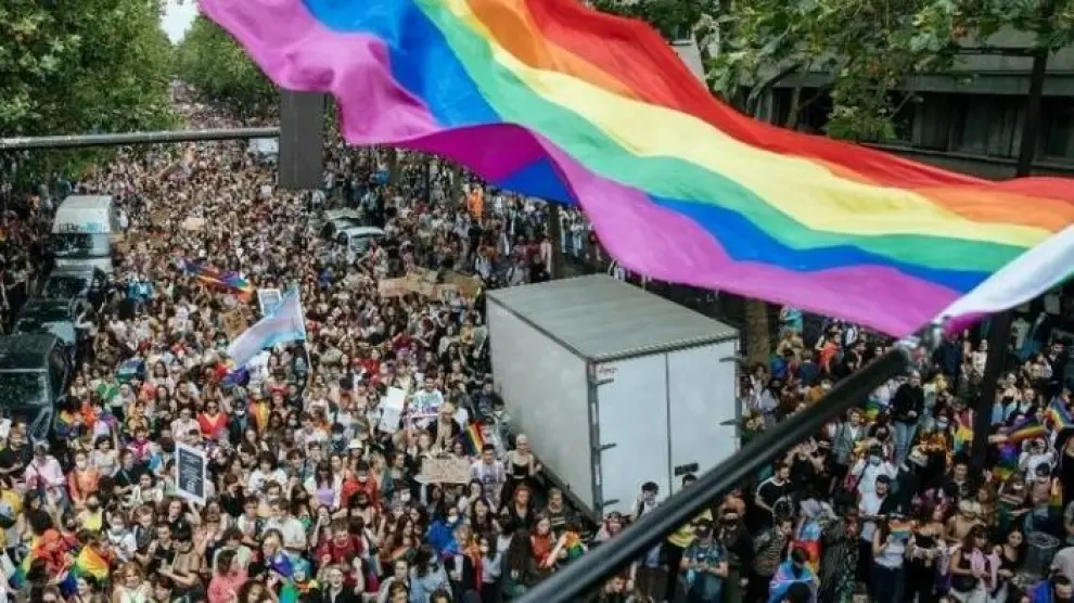 Una multitud asiste a la marcha anual del Orgullo Gay, el 26 de junio de 2021, en París