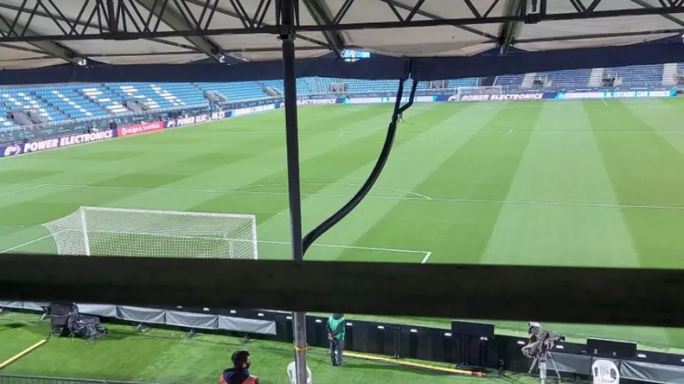 Singular ubicación de la prensa en Can Misses, estadio del Ibiza, en un fondo bajo el único tejadillo del estadio.