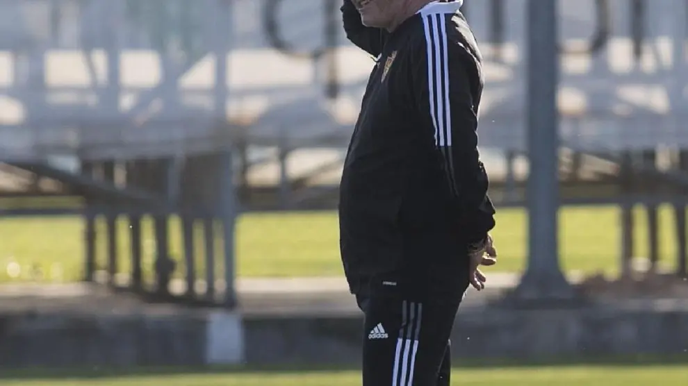 Juan Ignacio Martínez ‘Jim’, en un clásico gesto suyo de atención en la Ciudad Deportiva durante un entrenamiento.