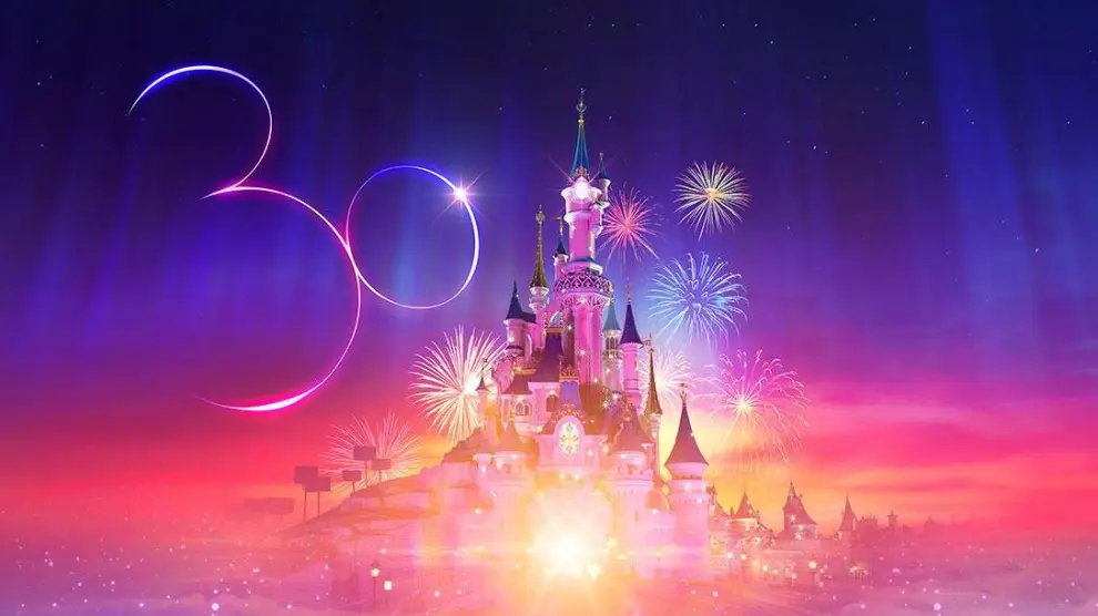 El castillo de Disneyland parís bajo el logo del 30 aniversario del parque