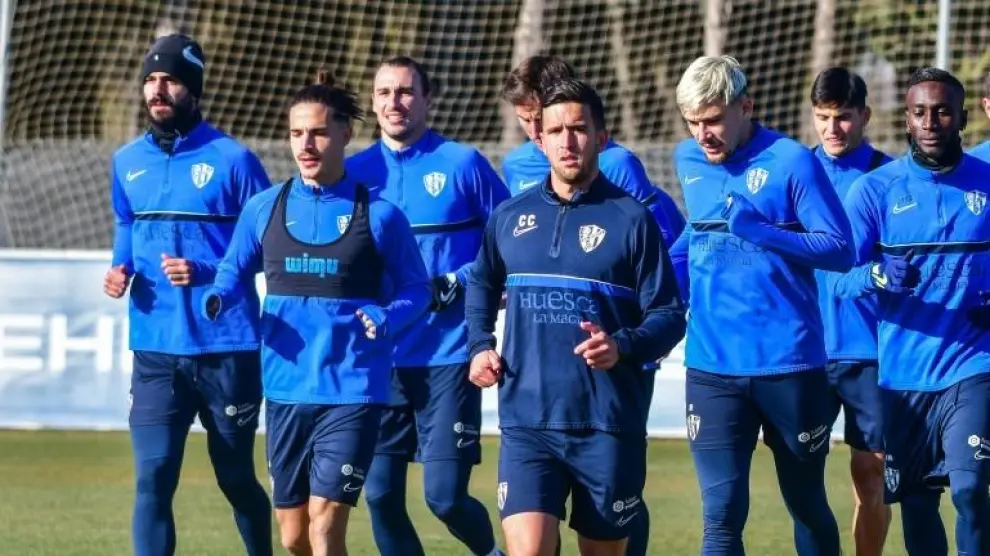 Jugadores de la SD Huesca, durante un entrenamiento.