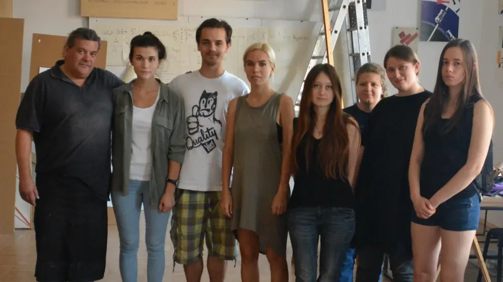 Carlos García Lahoz, primero por la izquierda, con alumnos de la Academia Nacional Malevich de Ucrania, con los que desarrolló un proyecto artístico.