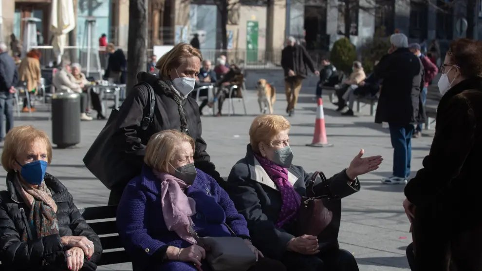 Varias mujeres con mascarilla, ayer en uno de los bancos de la plaza de España de Zaragoza