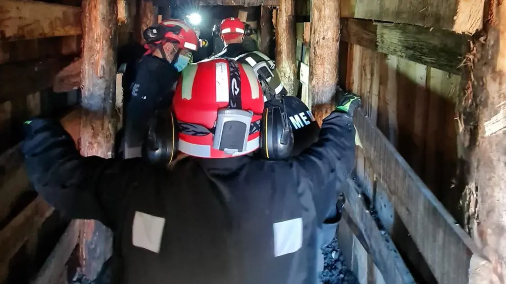 Efectivos de la UME y la Brigada de Salvamento Minero en la mina de Sama, en Langreo (Asturias).m