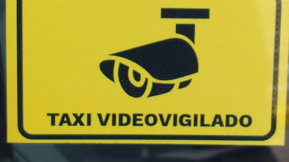 Una de las pegatinas que tienen que llevar los taxis que cuenta con cámara de videovigilancia.