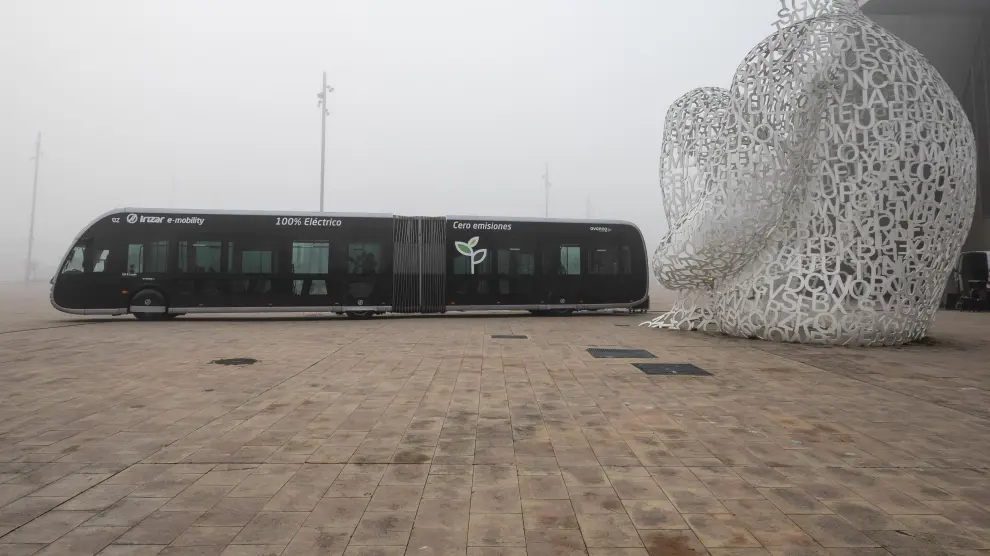 Un autobús eléctrico de Irizar, junto al palacio de congresos de la Expo.