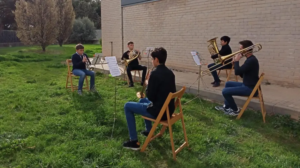 Alumnos del conservatorio de música de Huesca ensayando al aire libre.