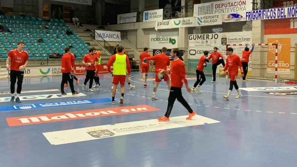 El Bada Huesca entrenó en la tarde de este lunes en Cangas, donde juega el martes.
