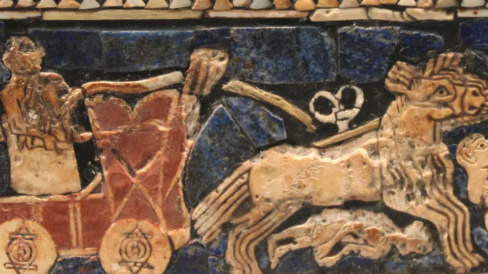 Estandarte de Ur, panel de la Guerra, donde se representan carros de cuatro ruedas tirados por asnos que podrían ser kungas (obra de arte sumeria del 2600 a. C., actualmente en el Museo Británico)