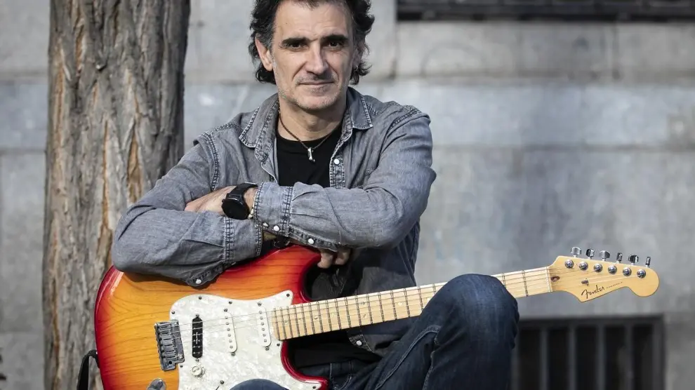 El zaragozano José Luis Arrazola, con una de sus guitarras.