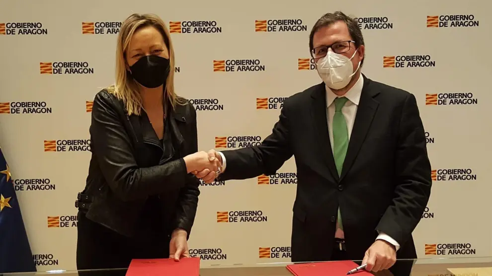 La consejera Marta Gastón y el secretario general de Industria y de la PYME del Gobierno de España y presidente de EOI, Raúl Blanco.