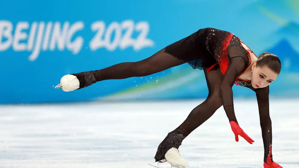 La patinadora rusa Kamila Valieva sufre una caída durante su actuación en los Juegos Olímpicos de Pekín.