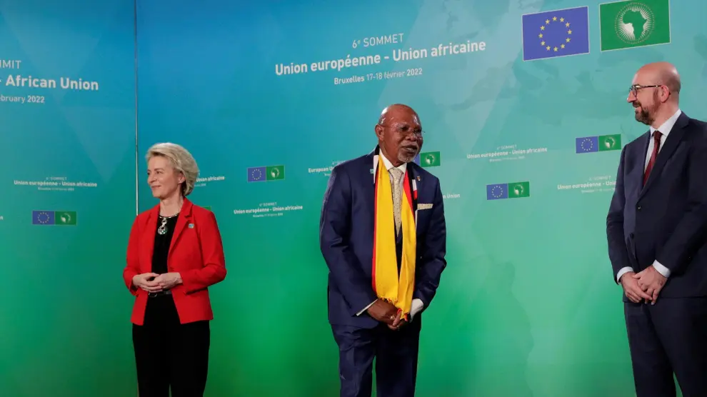 La presidenta de la Comisión Europea, Ursula von der Leyen (i); el ministro de Asuntos Exteriores de Uganda, Jeje Odongo (c); y el presidente del Consejo Europeo, Charles Michel.