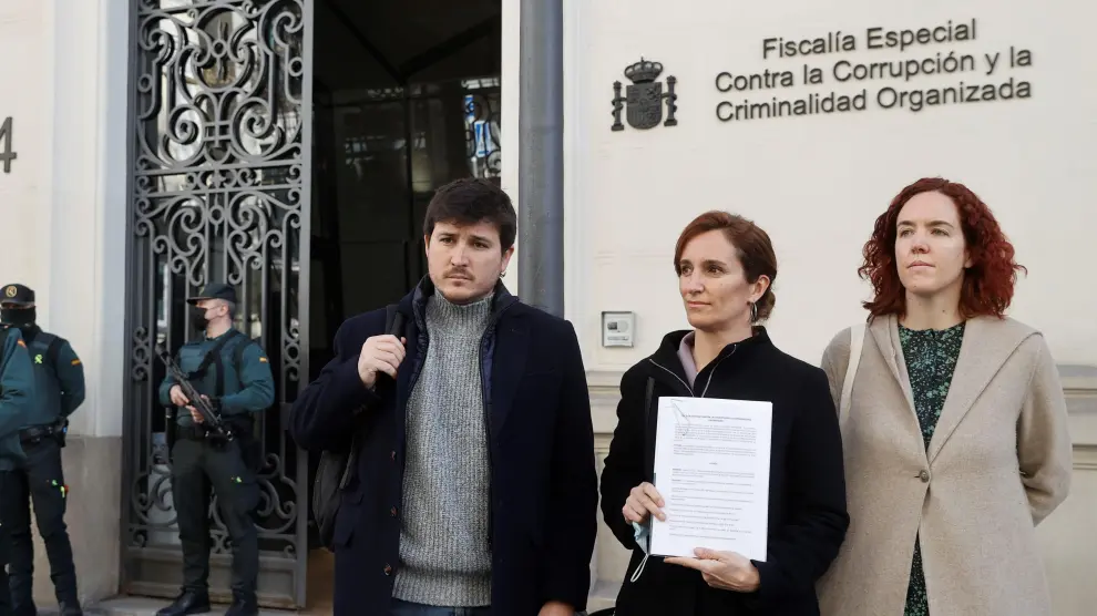Mónica García (Más Madrid), en el centro, portando el escrito presentado ante la Fiscalía