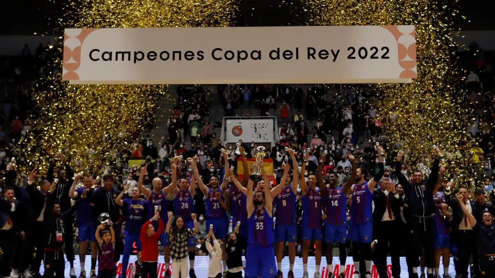 Los jugadores del Barça celebran la consecución del título de la Copa del Rey tras su victoria ante el Real Madrid