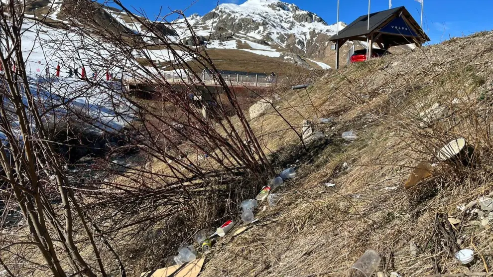 Los residentes y comerciantes también se quejan de la basura acumulada en las laderas junto al río.