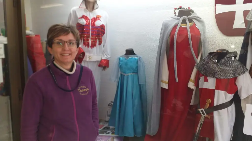 La propietaria de Disfraces Teresa, María Pilar Sancho, en su tienda de las Delicias.