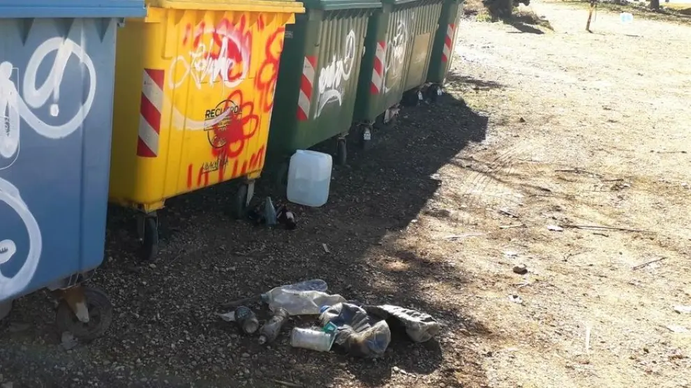 En el embalse de Barasona hay contenedores, vandalizados y con pintadas, pero la basura está esparcida por los alrededores.