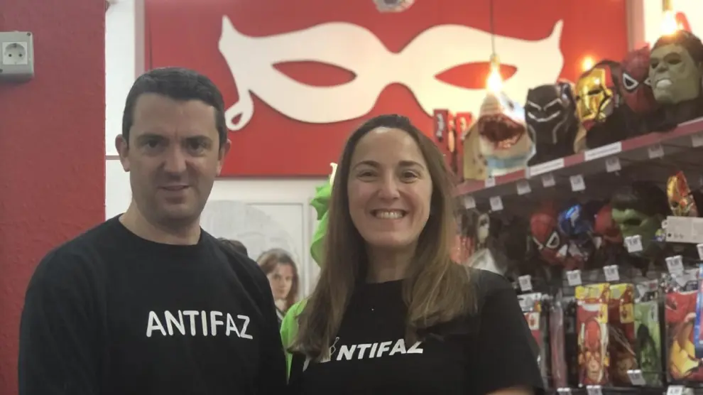 Susana y Roberto Moros, propietarios de Disfraces Antifaz en Zaragoza.