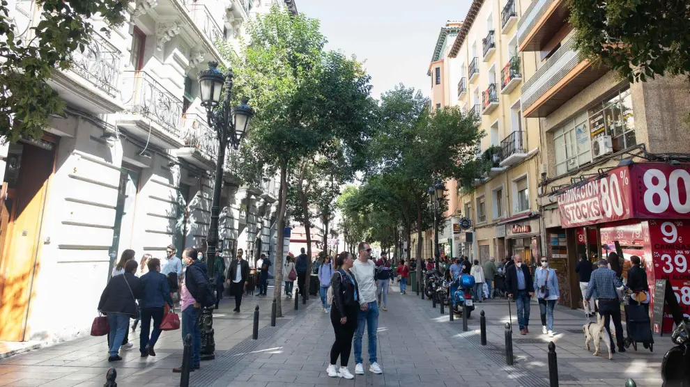 El turismo se recupera en el entorno de la plaza del Pilar de Zaragoza.