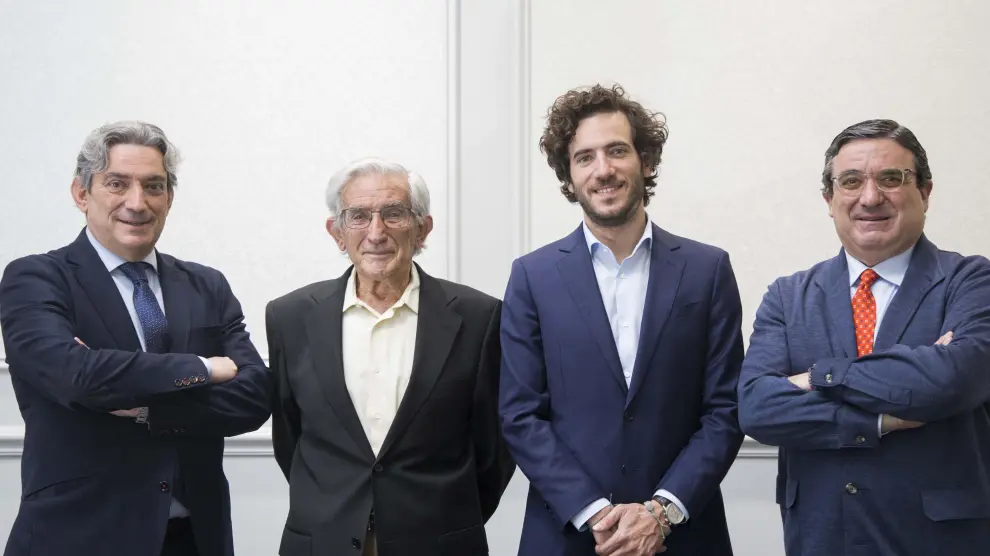 El fundador de Mindual, Elías, con sus hijos Ramiro y Juan y su nieto, Pablo Álvarez, que asumió en 2021 la dirección general de la firma.