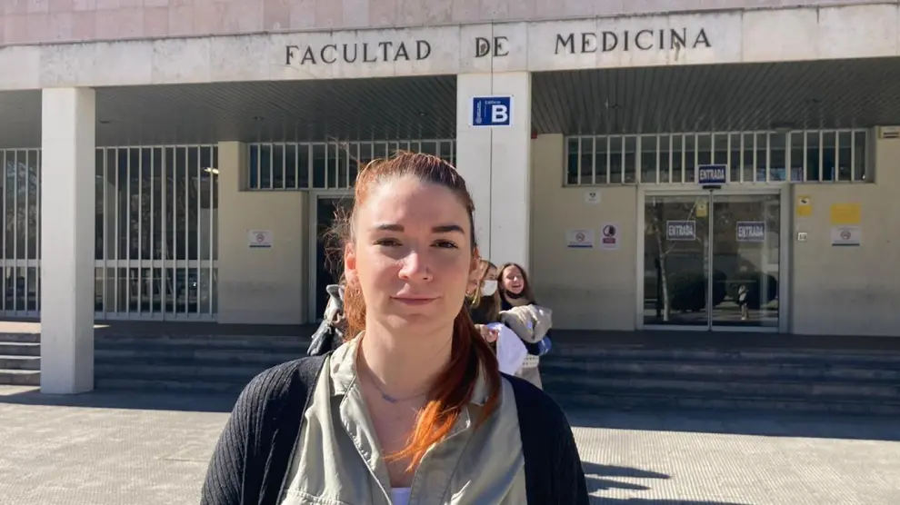 La psicóloga María Beltrán Ruiz junto a la Facultad de Medicina de la Universidad de Zaragoza.