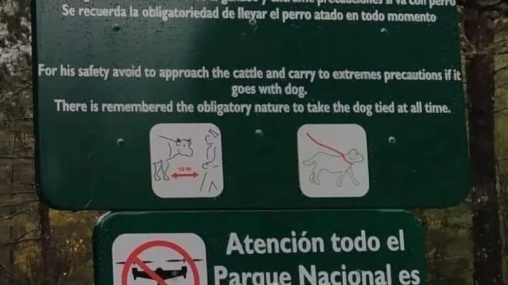 Señal de prohibición del uso de drones en el Parque Nacional de Ordesa.