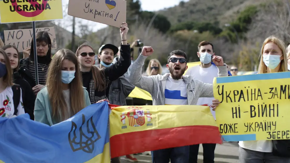 Ucranianos se concentran ante consulado ruso en Barcelona.
