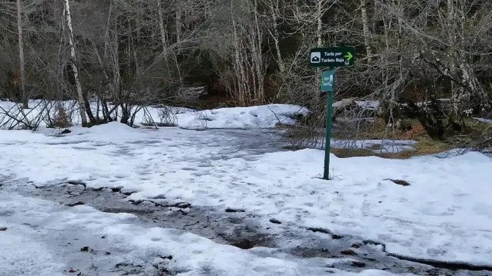El camino de la Cola de Caballo de Ordesa, cubierto de hielo y nieve.