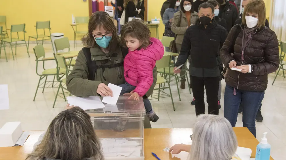 Votaciones para implantar la jornada continua en el colegio Juan XXIII de Huesca.