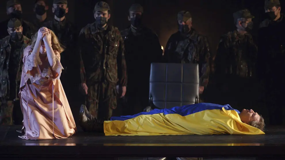 El equipo artístico de "El ocaso de los dioses" de Wagner envolvió el cadáver de Siegfried en la bandera de Ucrania.