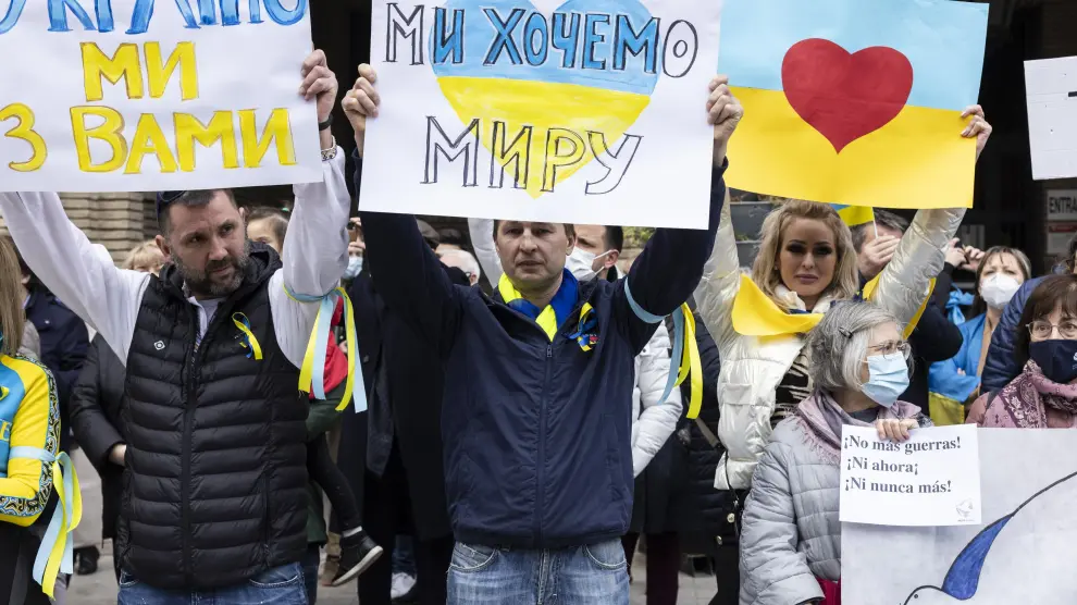 Concentración de la comunidad ucraniana en repulsa a la invasión rusa de Ucrania, el pasado sábado en la plaza del Pilar de Zaragoza.