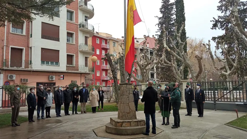 Izado de la bandera de España en la Subdelegación de Defensa a primera hora del viernes 25 de febrero.