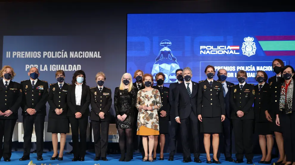 Las galardonadas en la II Edición de los Premios Policía Nacional por la Igualdad junto al ministro del Interior Fernando Grande-Marlaska.