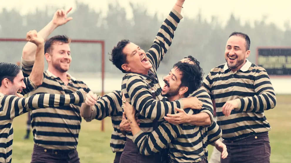 Camilo y Carlos Vives durante el videoclip 'Baloncito viejo'.