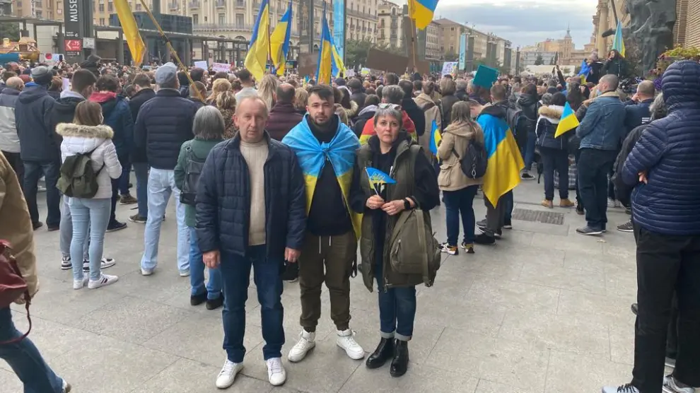 Tania, Gregory y su hijo pequeño, nacido en Zaragoza, en la manifestación en apoyo al pueblo ucraniano el pasado sábado.