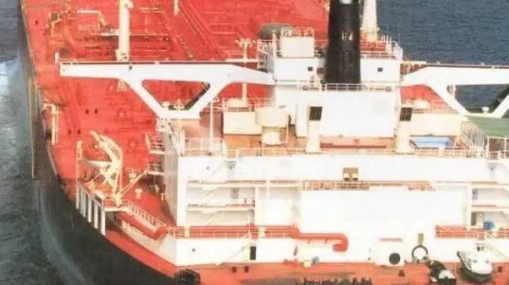 El petrolero Safer, con más de un millón de barriles de petróleo, está varado en el Mar Rojo desde 2015.