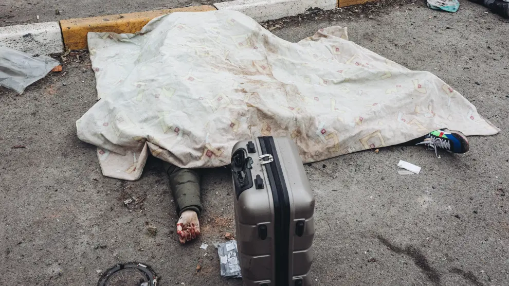 Personas yacen muertas en la ciudad ucraniana de Irpin.