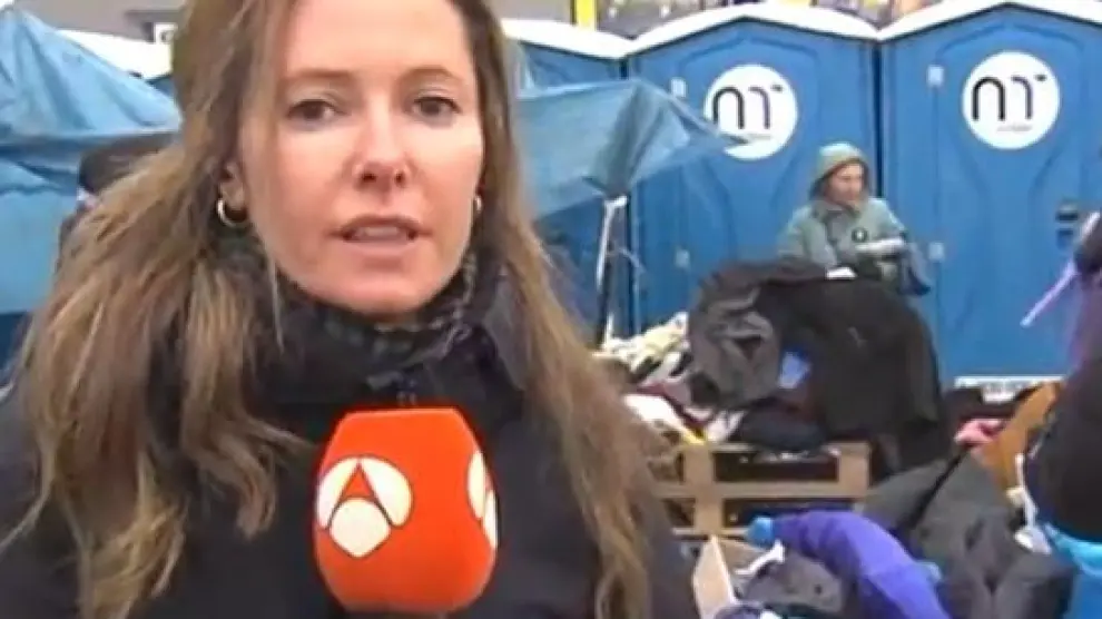 La periodista aragonesa Pilar Cebrián en una de sus conexiones en directo desde la frontera de Polonia con Ucrania.