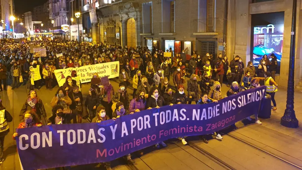 Cabeza de manifestación a la altura del palacio Sástago en Zaragoza.