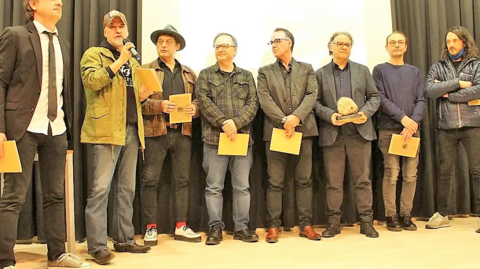 La banda Proscritos, el pasado sábado, recibiendo el premio Semilla al aporte cultural en Binéfar