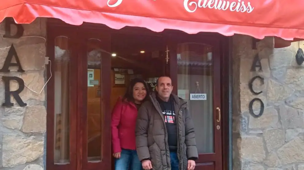 Verónica Reyes y Miguel Montalbán en su restaurante Bistró Edelweiss de Bielsa.