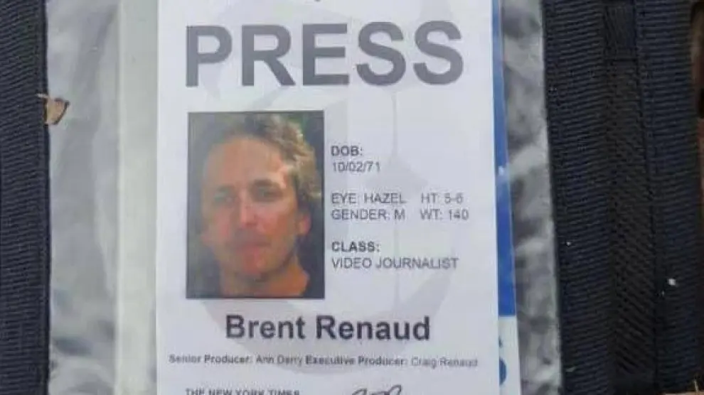 El carné de prensa con la foto del periodista del 'The New York Times' Brent Renaud.
