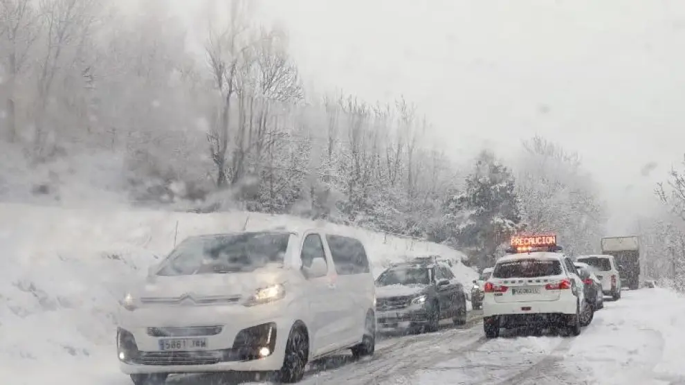 La nieve ha provocado retenciones en la carretera de acceso a Cerler.