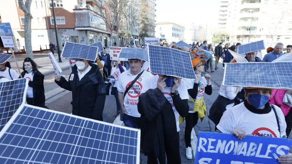 Manifestación de Aliente en Zaragoza para pedir un modelo distribuido y sostenible de las renovables.