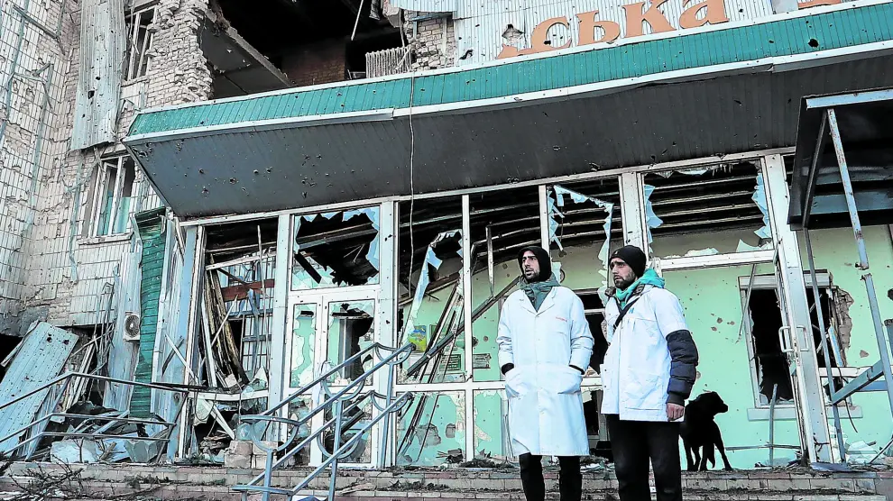 Trabajadores sanitarios, frente a los restos del hospital de la ciudad de Volnovakha, controlada por los separatistas, en la región de Donetsk.