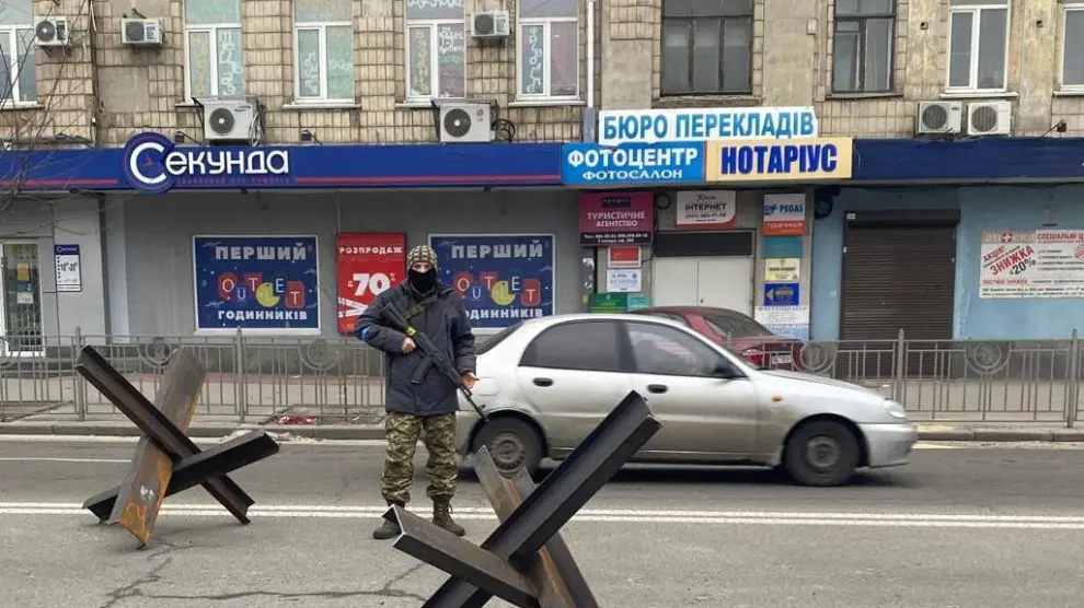Un militar ucraniano, tras una barrera disuasoria en Kiev.